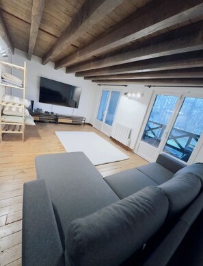 Una Smart TV, una chimenea, videojuegos, un reproductor de DVD