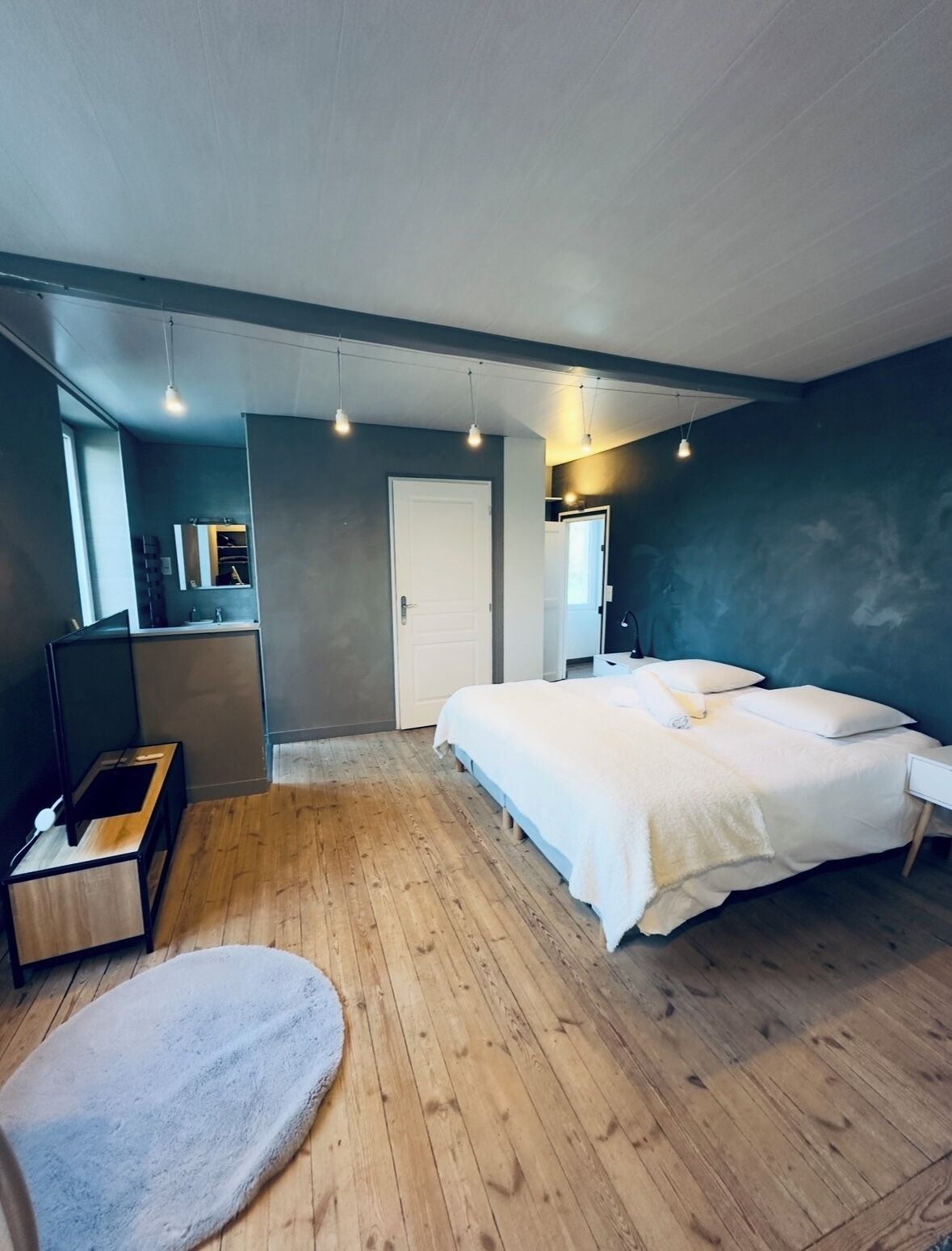 7 slaapkamers, een bureau, reisbedje, wifi