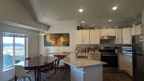 Fridge, microwave, oven, stovetop - Nature's Playground for All Seasons. Near World Class Ski Resorts & Golf Courses (Sandy)