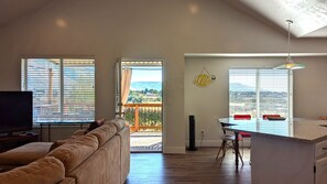 Smart TV, fireplace, computer monitors - Nature's Playground for All Seasons. Near World Class Ski Resorts & Golf Courses (Sandy)