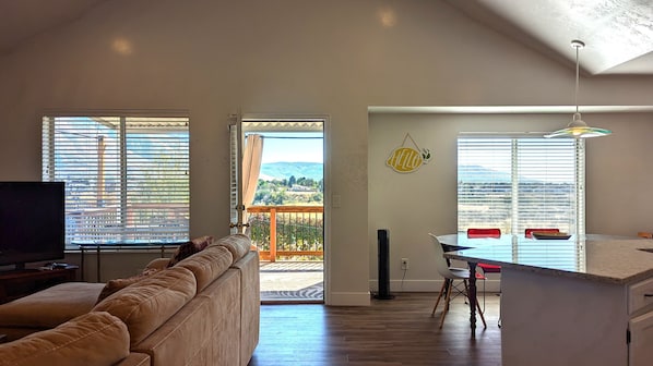 Smart TV, fireplace, computer monitors - Nature's Playground for All Seasons. Near World Class Ski Resorts & Golf Courses (Sandy)