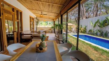 Vista frontal de la propiedad