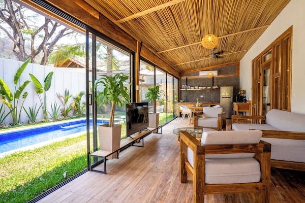 Comfort House | Ruang tamu | TV skrin rata