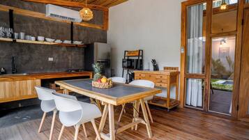 Comfort House | Private kitchen | Microwave, electric kettle, toaster, blender