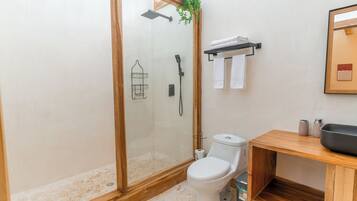 Casa Confort | Baño | Secadora de cabello y toallas