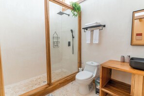 Comfort huis | Badkamer | Een haardroger, handdoeken