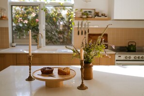 Private kitchen - Floretta - Heritage Cottage with Sauna (Beaconsfield)