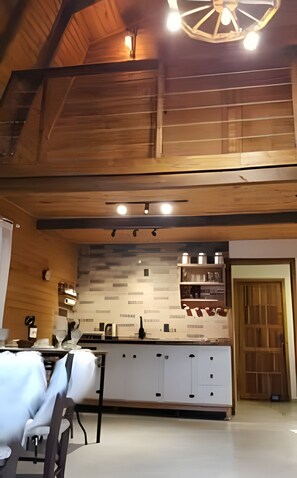 Deluxe Cabin, Kitchenette, Mountain View | Private kitchen | Electric kettle, toaster, blender, toaster oven - Red Barn Lindo Celeiro em Urubici - SC (Urubici)