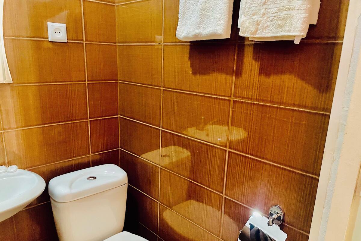 Habitación doble Deluxe | Baño | Regadera y toallas