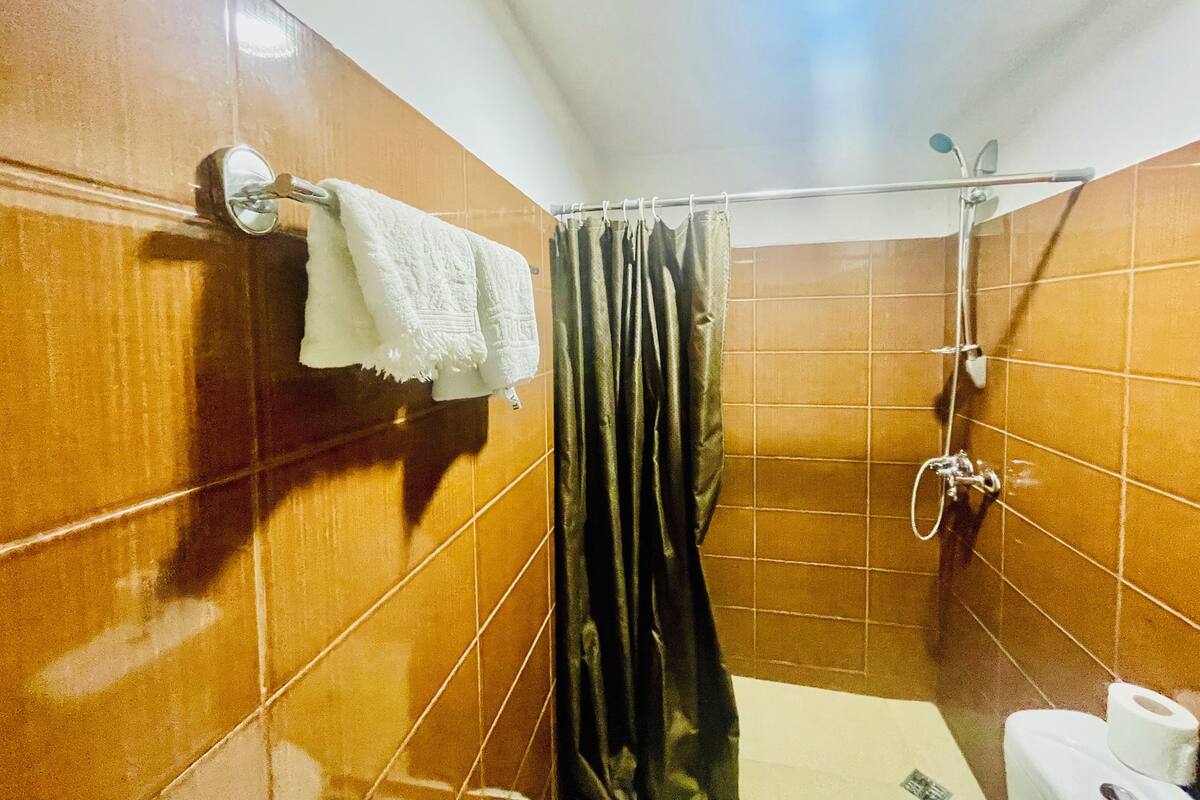 Habitación urbana | Baño | Regadera y toallas