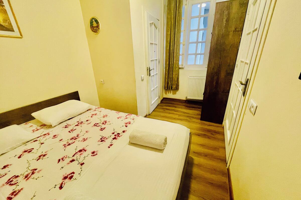 Habitación económica | Tabla de planchar con plancha, wifi gratis y ropa de cama