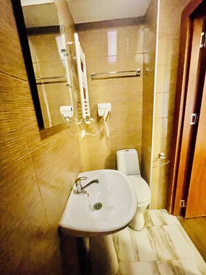 Habitación clásica, 3 camas individuales | Baño | Regadera y toallas