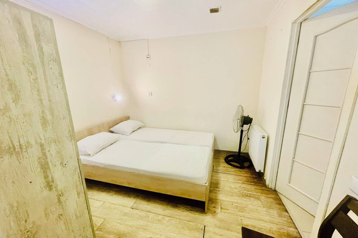 Habitación económica con 1 cama matrimonial o 2 individuales | Tabla de planchar con plancha, wifi gratis y ropa de cama