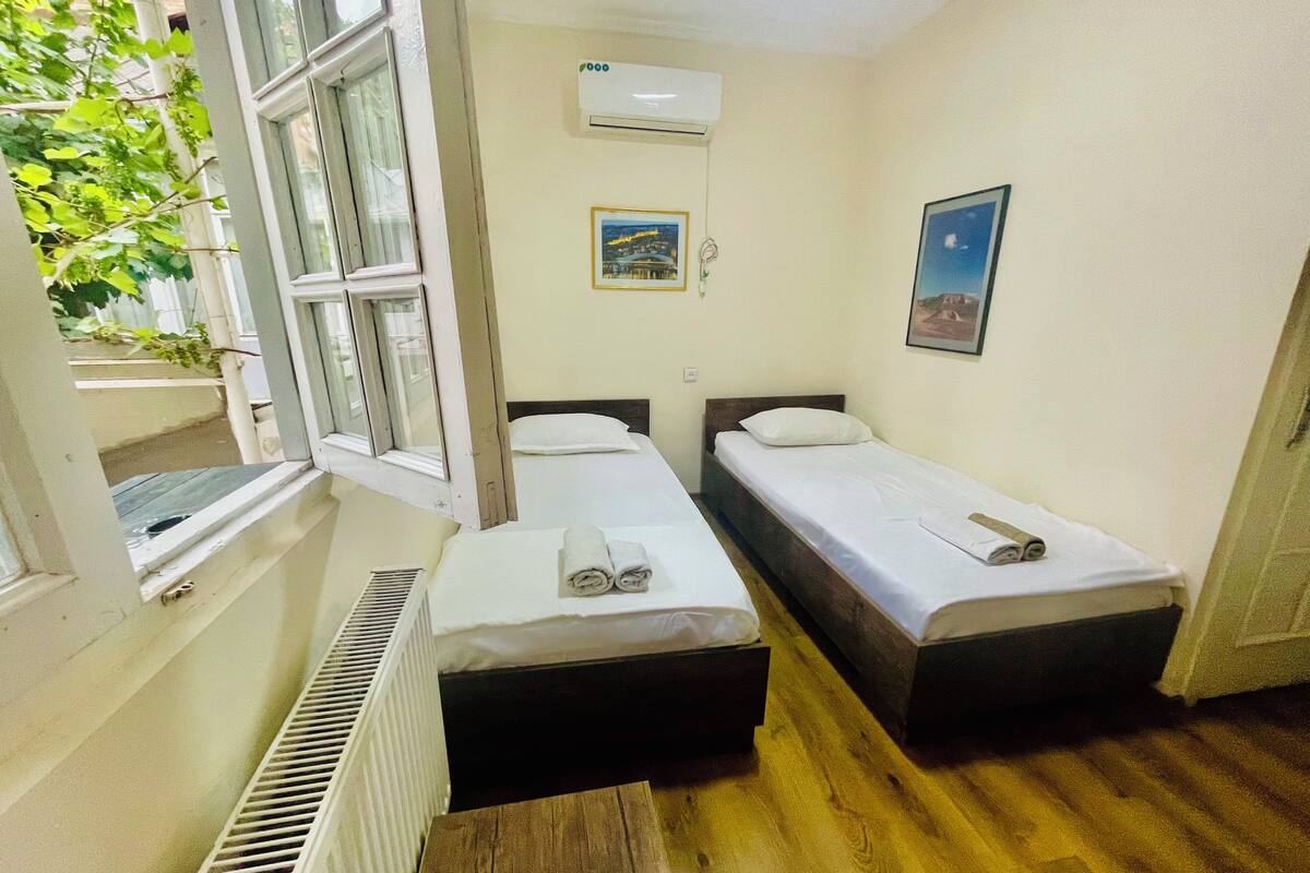 Habitación básica | Tabla de planchar con plancha, wifi gratis y ropa de cama