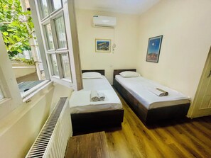 Habitación básica | Tabla de planchar con plancha, wifi gratis y ropa de cama