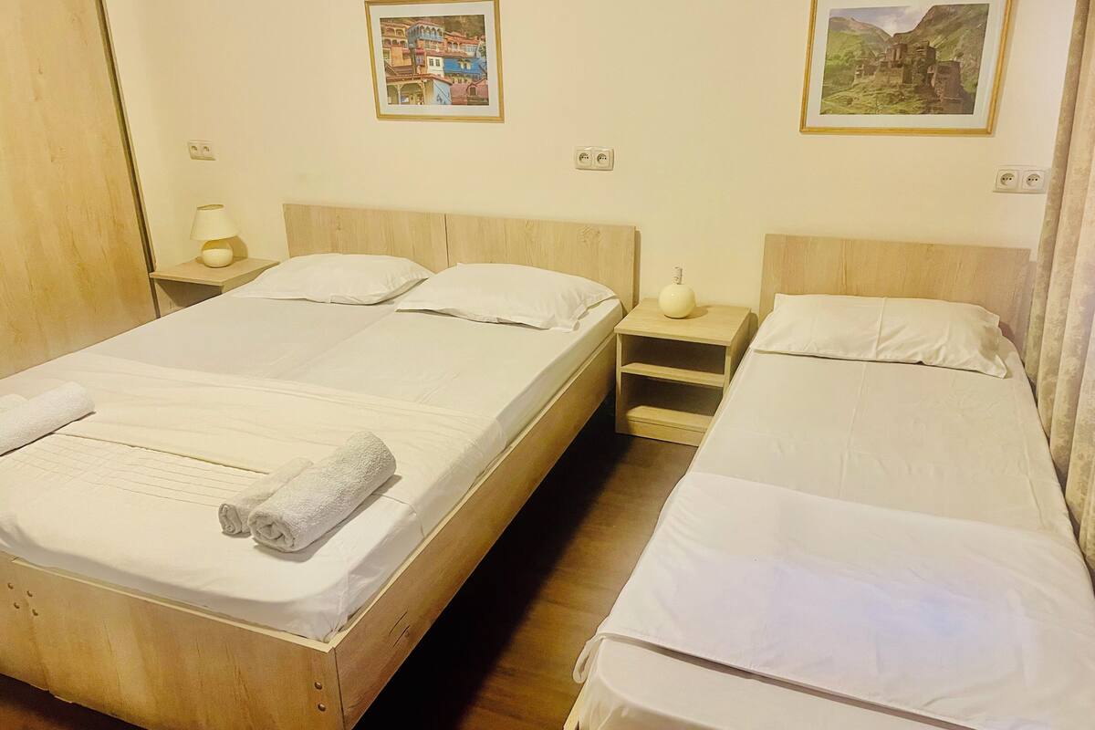 Habitación clásica, 3 camas individuales | Tabla de planchar con plancha, wifi gratis y ropa de cama