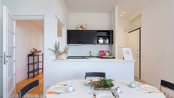 Apartment, Sea View | In-room dining