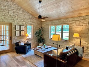 Smart-TV, bøker og stereoanlegg