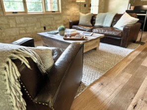 Smart-TV, bøker og stereoanlegg