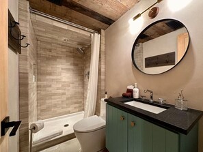 Shower, eco-friendly toiletries, hair dryer - Picturesque Woodland Cottage in the Tallgrass Prairie (Manhattan)