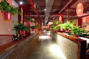 Bar (on property) - Huili Business Apartment (Jiayuguan Donghu Scenic Area Datang Food Street Branch) (Jiayuguan)