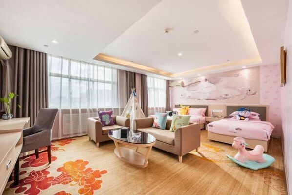 Una habitación de hotel moderna con sofá, una mesa de comedor, cama y un ventanal grande.