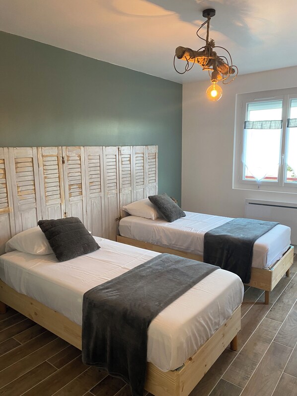 3 slaapkamers, een strijkplank/strijkijzer, gratis wifi, beddengoed