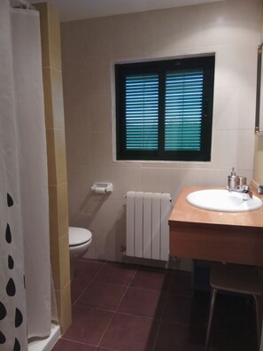 Een douche, een haardroger, handdoeken, zeep