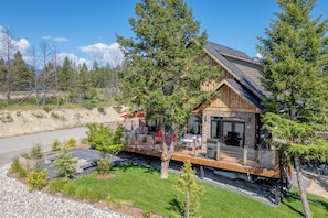Exterior - Spacious | Hot Tub | Pet-Friendly | Mountain Views | Fire Pit | Golf 
 (Invermere)