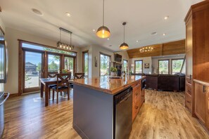 Interior - Spacious | Hot Tub | Pet-Friendly | Mountain Views | Fire Pit | Golf 
 (Invermere)