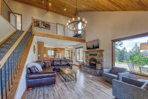 Smart TV, fireplace, stereo, offices - Spacious | Hot Tub | Pet-Friendly | Mountain Views | Fire Pit | Golf 
 (Invermere)