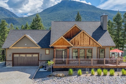 Spacious | Hot Tub | Pet-Friendly | Mountain Views | Fire Pit | Golf