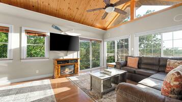 Smart TV, chimenea, videojuegos, mesa de ping pong