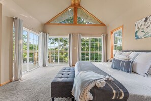 4 bedrooms, desk, iron/ironing board, travel crib