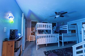 4 Schlafzimmer, Schreibtisch, Bügeleisen/Bügelbrett, Reisekinderbett
