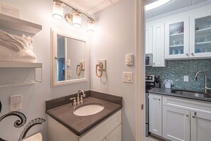 Dusj, hårføner og håndklær