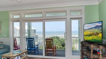 House, Multiple Beds (Happy Dolphin) | Living area