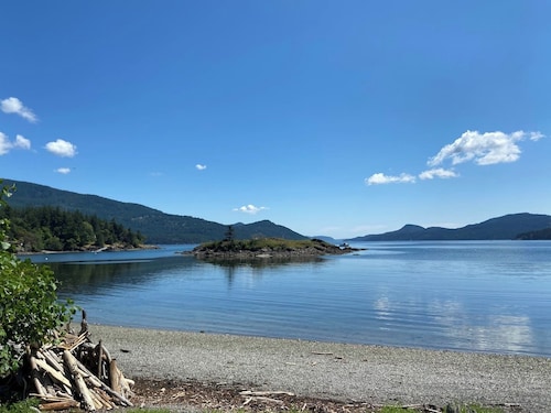 Modern House, pet-friendly, walk to Cascade Lake!