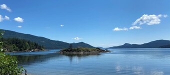 Modern House, pet-friendly, walk to Cascade Lake!