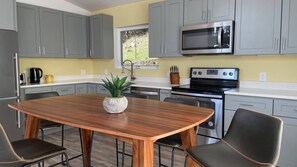 雪櫃、微波爐、焗爐、爐具