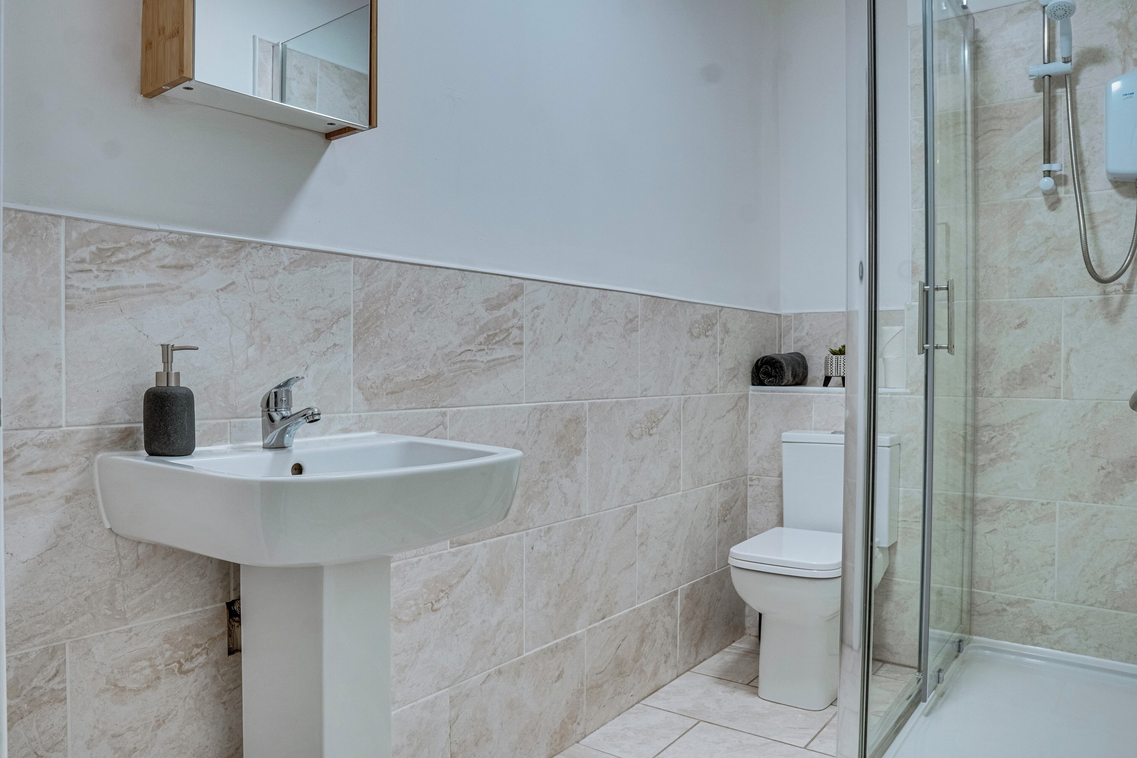 Ducha, secador de pelo, toallas y jabón