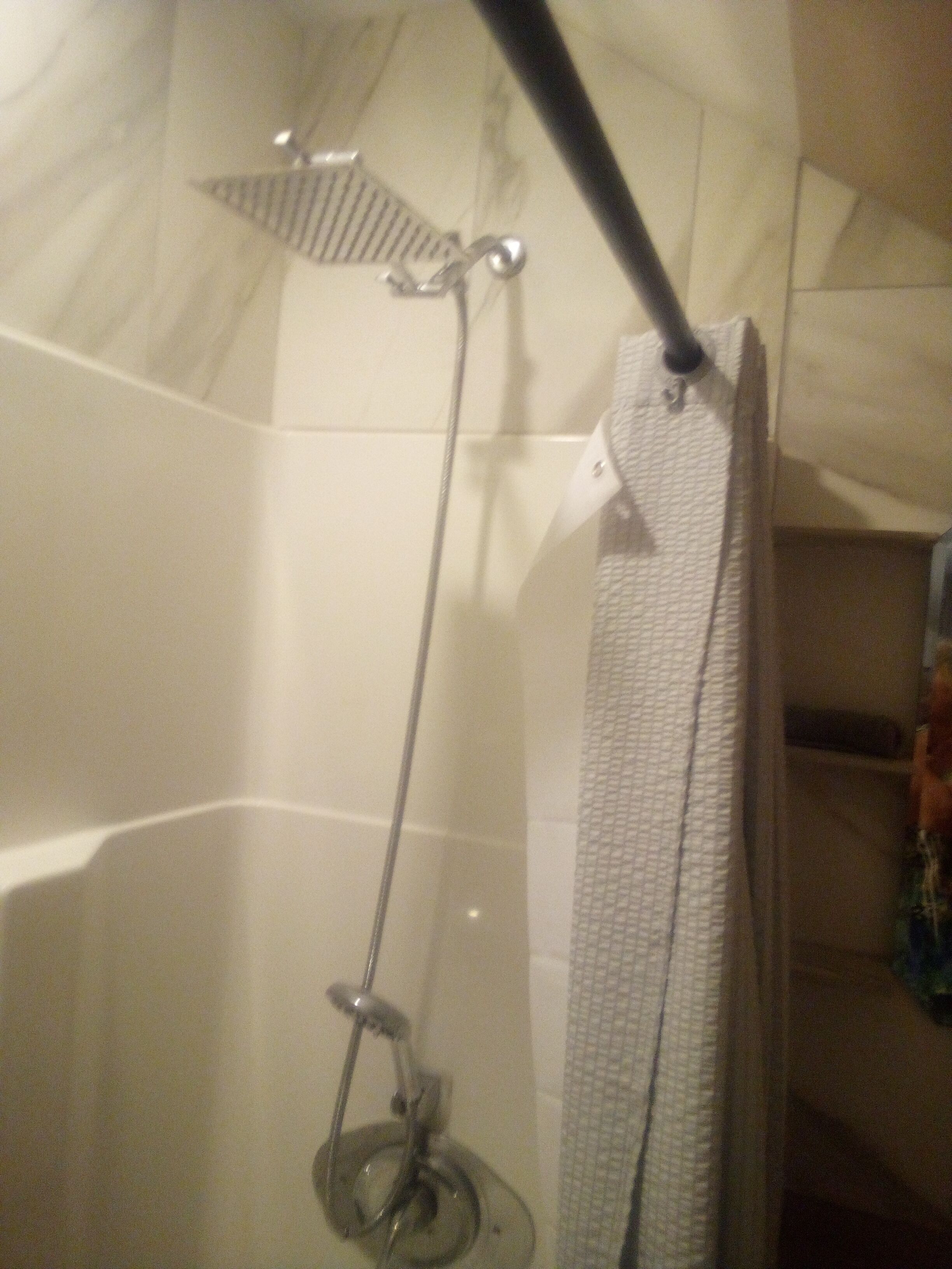 Serviettes fournies, papier toilette
