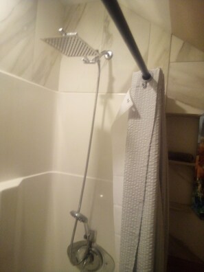 Serviettes fournies, papier de toilette