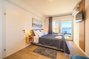 3 bedrooms, iron/ironing board, travel crib, free WiFi