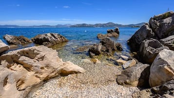 Aurinkotuoleja, rantapyyhkeitä