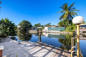 Property grounds - Crush`s Waterfront Oasis (Oakland Park)