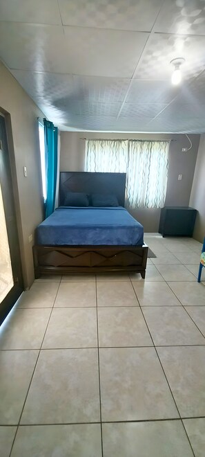 2 makuuhuonetta, silitysrauta/-lauta, ilmainen Wi-Fi, vuodevaatteet