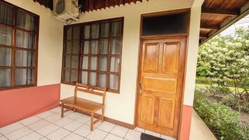 Vista frontal de la propiedad
