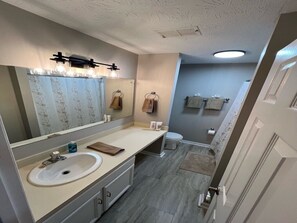 Secador de pelo, toallas, jabón y champú