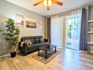 Smart TV, foosball, table tennis, books - Green View. King Bed. Heated Pool. Free Parking. Close to Disney/Universal. (Kissimmee)